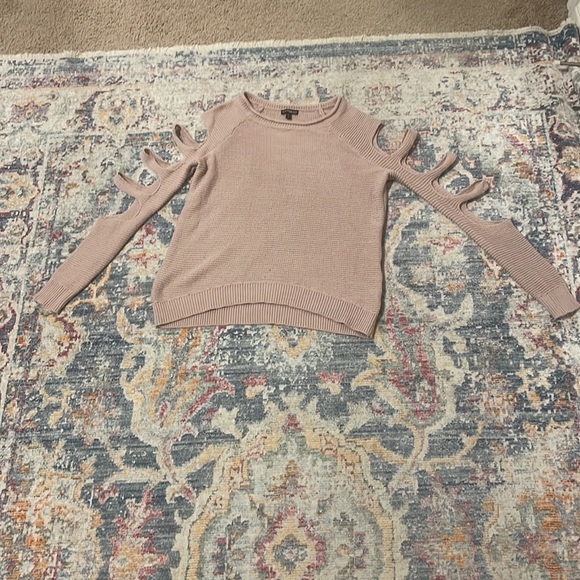 Light Mauve long sleeve sweater with open slits on sleeves - Picture 2 of 6